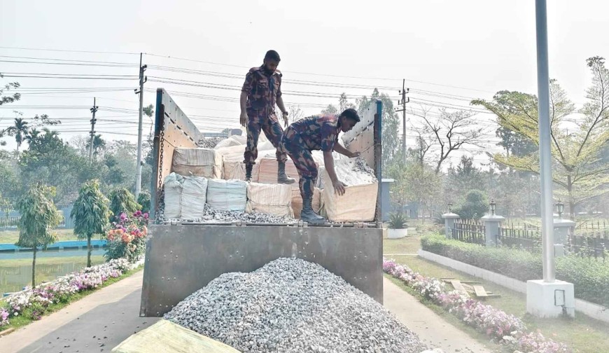সিলেট হবিগঞ্জে ট্রাকভর্তি পাথরের নিচে ২ কোটি টাকার ভারতীয় কসমেটিকস জব্দ